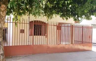 Imagem: A casa possui 3 Dormitórios, 2 Banheiros, 2 Vagas na garagem