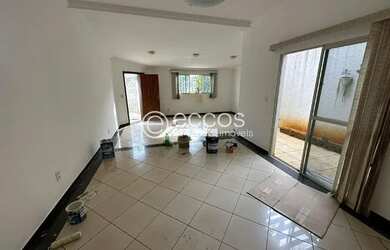 Imagem: A casa possui 3 Dormitórios, 3 Banheiros, 2 Vagas na garagem