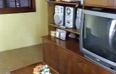 Imagem: A casa possui 2 Dormitórios, 2 Banheiros, 3 Vagas na garagem