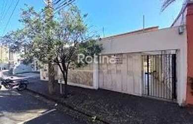 Imagem: A casa possui 4 Dormitórios, 1 Banheiro, 2 Vagas na garagem