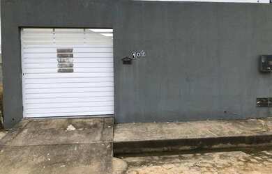 Imagem: A casa possui 2 Dormitórios, 1 Banheiro, 1 Vaga na garagem