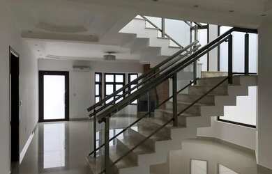 Imagem: A casa em condomínio possui 4 Dormitórios, 5 Banheiros, 4