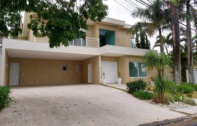 Imagem: A casa em condomínio possui 4 Dormitórios, 5 Banheiros, 2