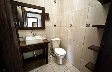 Imagem: A casa possui 3 Dormitórios, 2 Banheiros, 1 Vaga na garagem