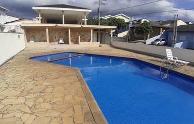 Imagem: A casa em condomínio possui 3 Dormitórios, 1 Banheiro, 2 Vagas