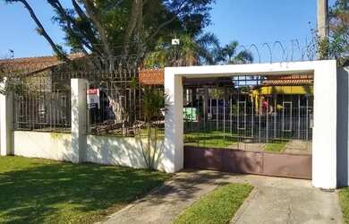 Imagem: A casa possui 3 Dormitórios, 2 Banheiros, 5 Vagas na garagem