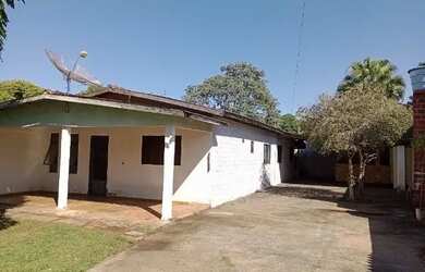 Imagem: A casa possui 4 Dormitórios, 2 Banheiros, 5 Vagas na garagem