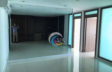 Imagem: O depósito possui 4 Vagas na garagem, 304m² de Área e está