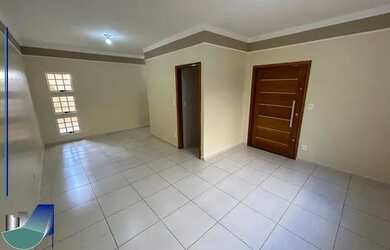 Imagem: A casa possui 2 Dormitórios, 2 Banheiros, 2 Vagas na garagem