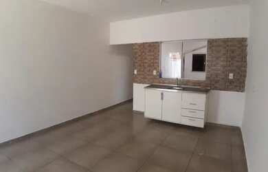 Imagem: A casa possui 2 Dormitórios, 2 Banheiros, 2 Vagas na garagem