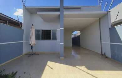 Imagem: A casa possui 2 Dormitórios, 2 Banheiros, 2 Vagas na garagem