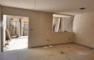 Imagem: A casa possui 3 Dormitórios, 2 Banheiros, 2 Vagas na garagem