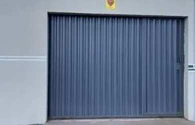 Imagem: A casa possui 2 Dormitórios, 2 Banheiros e 2 Vagas na garagem