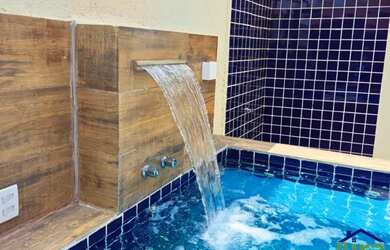 Imagem: A casa possui 3 Dormitórios, 3 Banheiros e 400m² de Área