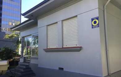 Imagem: A casa possui 3 Dormitórios, 1 Banheiro, 1 Vaga na garagem