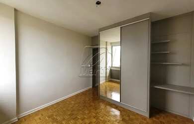 Imagem: O apartamento possui 1 Dormitório, 1 Banheiro, 1 Vaga na garagem