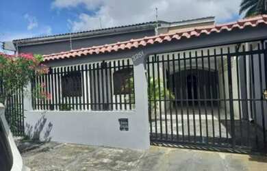 Imagem: A casa possui 2 Dormitórios, 1 Banheiro, 2 Vagas na garagem