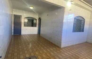 Imagem: A casa possui 2 Dormitórios, 1 Banheiro, 2 Vagas na garagem