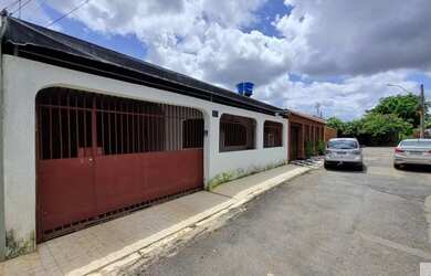 Imagem: A casa possui 3 Dormitórios, 1 Banheiro, 3 Vagas na garagem