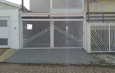 Imagem: A casa possui 3 Dormitórios, 3 Banheiros, 2 Vagas na garagem