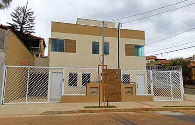 Imagem: A casa possui 2 Dormitórios, 2 Banheiros, 2 Vagas na garagem