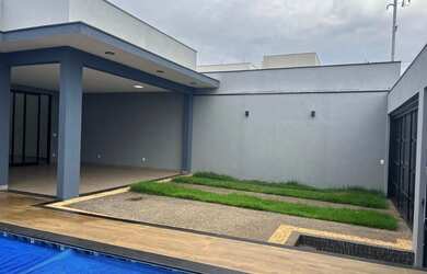 Imagem: A casa à venda possui 3 Dormitórios, 3 Banheiros, 4 Vagas