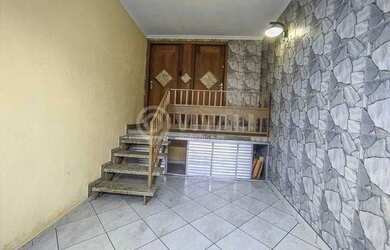 Imagem: A casa possui 3 Dormitórios, 2 Banheiros, 2 Vagas na garagem