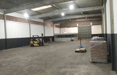 Imagem: O depósito possui 4 Vagas na garagem e 800m² de Área e está