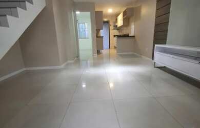 Imagem: A casa possui 3 Dormitórios, 3 Banheiros, 2 Vagas na garagem