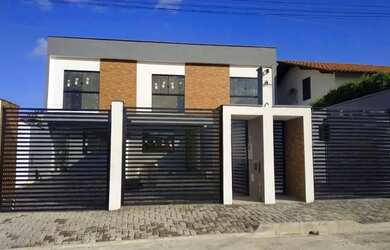 Imagem: A casa possui 3 Dormitórios, 3 Banheiros, 2 Vagas na garagem