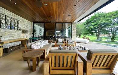 Imagem: A casa em condomínio possui 5 Dormitórios, 5 Banheiros, 4