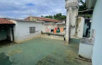 Imagem: A casa possui 3 Dormitórios, 1 Banheiro, 2 Vagas na garagem