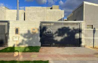 Imagem: A casa possui 2 Dormitórios, 2 Banheiros, 2 Vagas na garagem