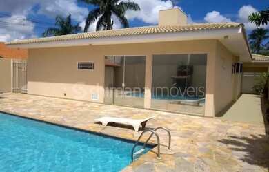 Imagem: A casa possui 4 Dormitórios, 4 Banheiros, 4 Vagas na garagem