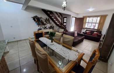 Imagem: A casa possui 2 Dormitórios, 3 Banheiros, 2 Vagas na garagem