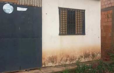 Imagem: A casa possui 2 Dormitórios, 1 Banheiro, 1 Vaga na garagem