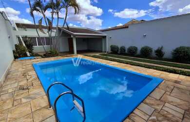 Imagem: A casa possui 3 Dormitórios, 3 Banheiros, 4 Vagas na garagem