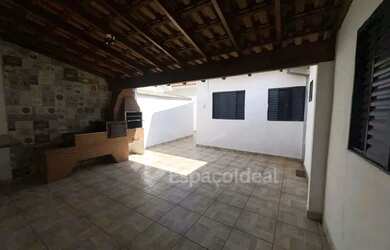 Imagem: A casa possui 2 Dormitórios, 2 Banheiros, 1 Vaga na garagem