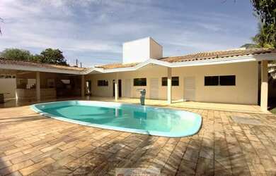 Imagem: A casa possui 4 Dormitórios, 2 Banheiros, 3 Vagas na garagem