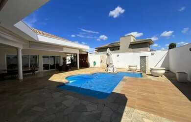 Imagem: A casa em condomínio possui 4 Dormitórios, 5 Banheiros, 3