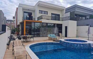 Imagem: A casa possui 4 Dormitórios, 5 Banheiros, 3 Vagas na garagem