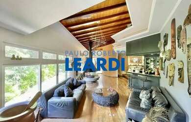 Imagem: A casa em condomínio possui 5 Dormitórios, 5 Banheiros, 5