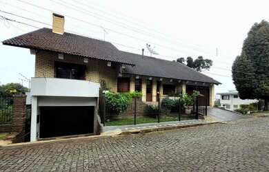 Imagem: A casa possui 5 Dormitórios, 2 Banheiros, 5 Vagas na garagem