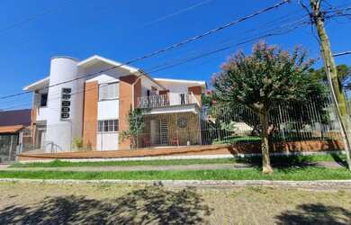 Imagem: A casa possui 5 Dormitórios, 3 Banheiros, 3 Vagas na garagem