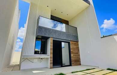 Imagem: A casa possui 3 Dormitórios, 2 Banheiros, 2 Vagas na garagem