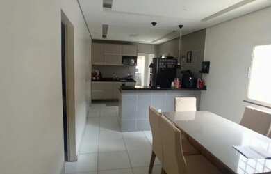 Imagem: A casa possui 3 Dormitórios, 3 Banheiros, 4 Vagas na garagem