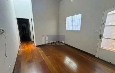 Imagem: A casa possui 2 Dormitórios, 2 Banheiros, 2 Vagas na garagem