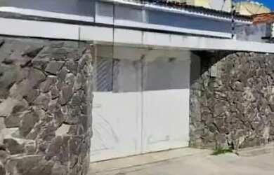 Imagem: A casa possui 3 Dormitórios, 2 Banheiros, 1 Vaga na garagem