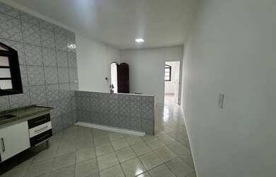 Imagem: A casa possui 3 Dormitórios, 1 Banheiro, 2 Vagas na garagem