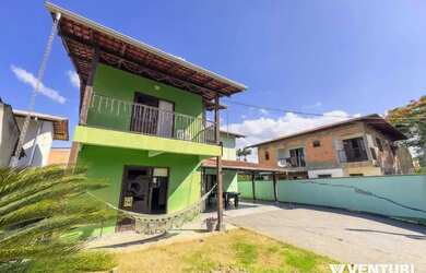 Imagem: A casa possui 4 Dormitórios, 3 Banheiros, 2 Vagas na garagem